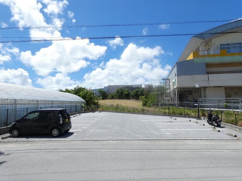 レオパレス南城 駐車場