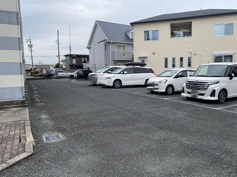 レオパレスネッスル小松 駐車場