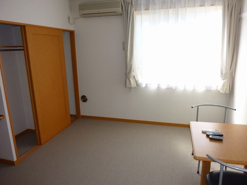 レオパレス古市場２ 居間
