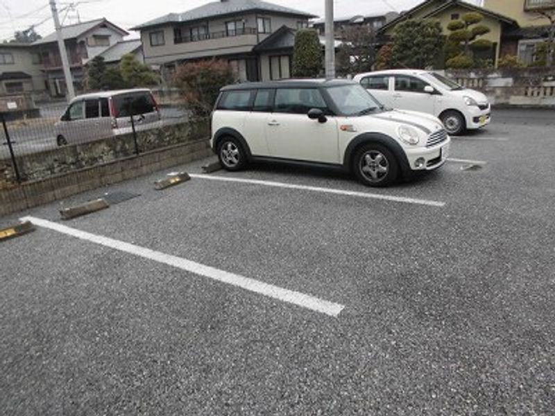 レオパレスプリマクラッセ 駐車場