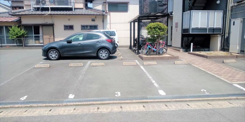 レオパレスひまわり 駐車場