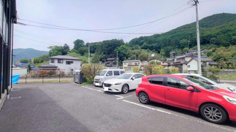 レオパレスたつの 駐車場