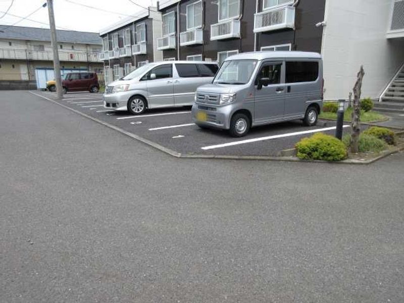 レオパレスグルーテンＡ 駐車場