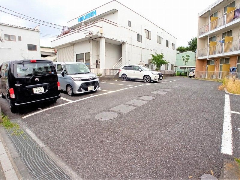 レオパレス彩 駐車場