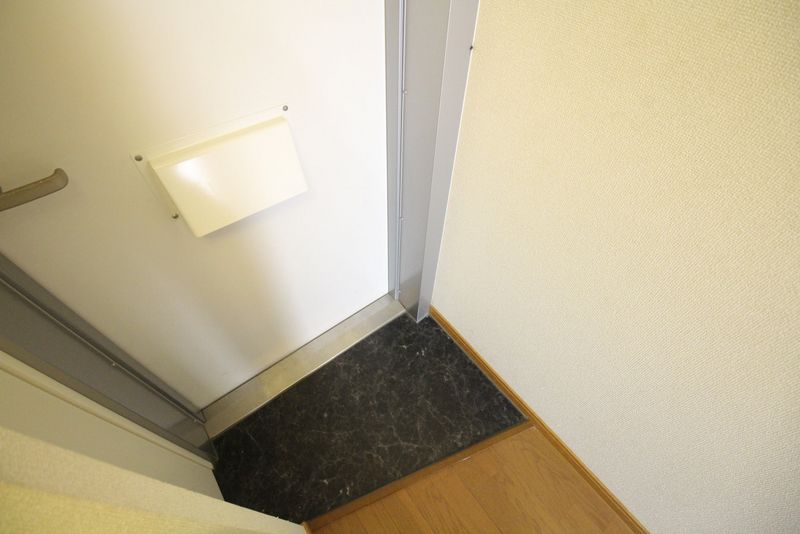 レオパレス八条 玄関