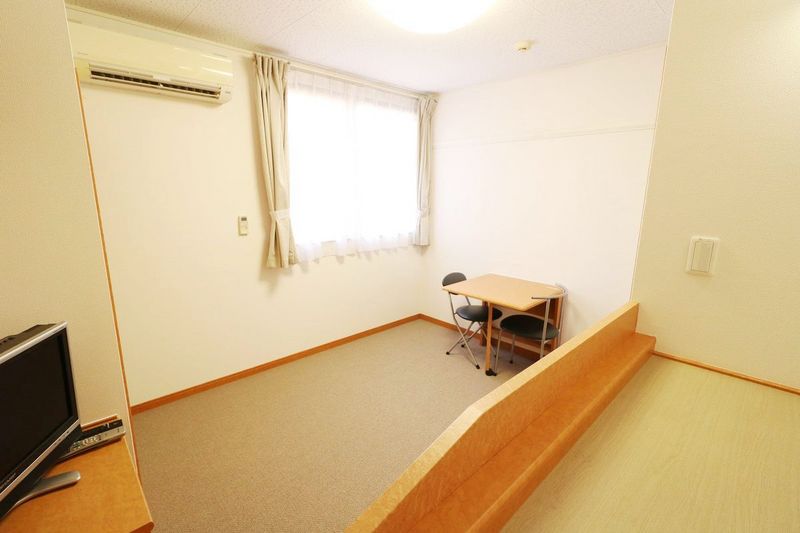レオパレスメープル北神 居間