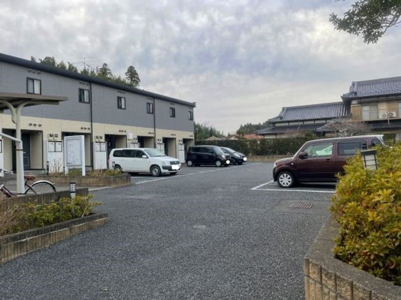 レオパレスメルズ 駐車場