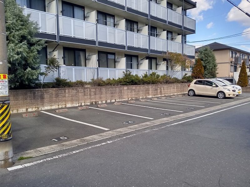 レオパレスフルールアカネ 駐車場