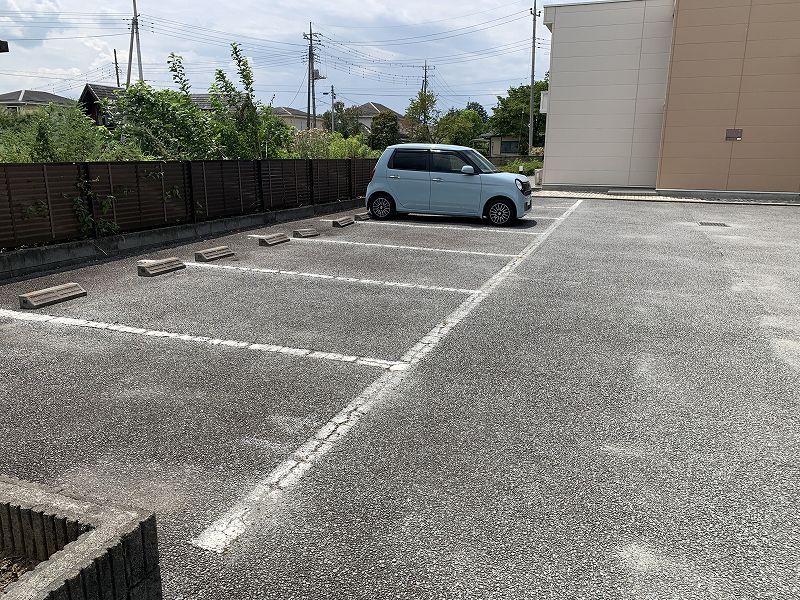 レオパレスレナールいさわ 駐車場
