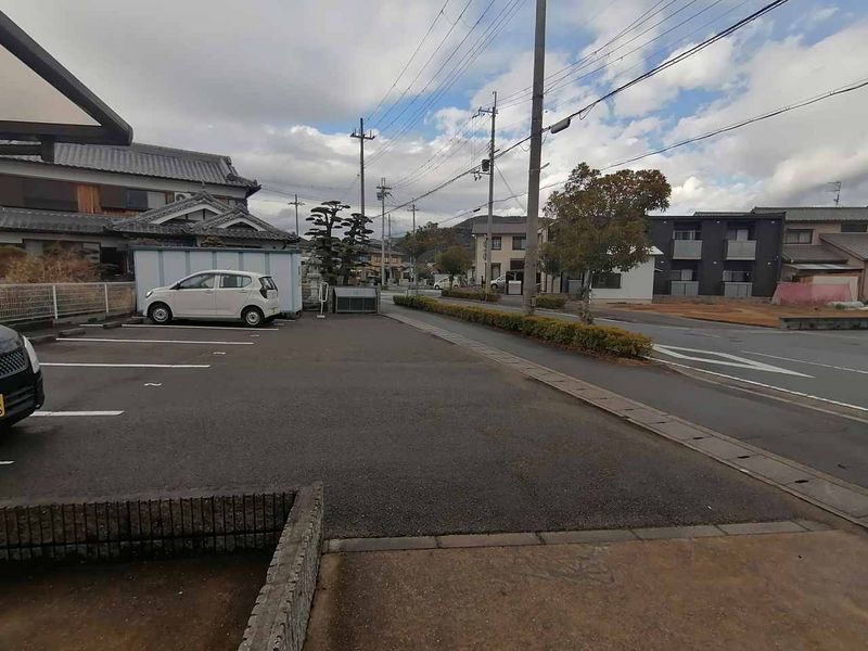 レオパレスかえで 駐車場