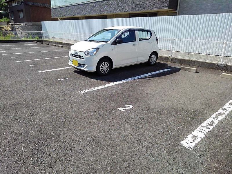 レオパレス東屋島 駐車場
