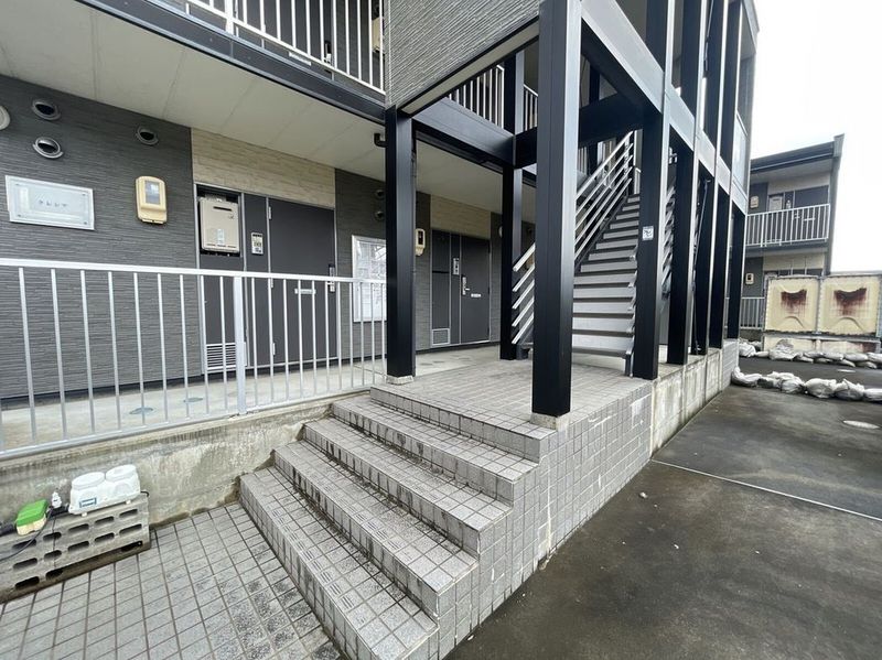 レオパレスクレシア エントランス