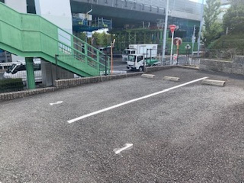 レオパレス３５１Ｓｔｒｅｅｔ 駐車場