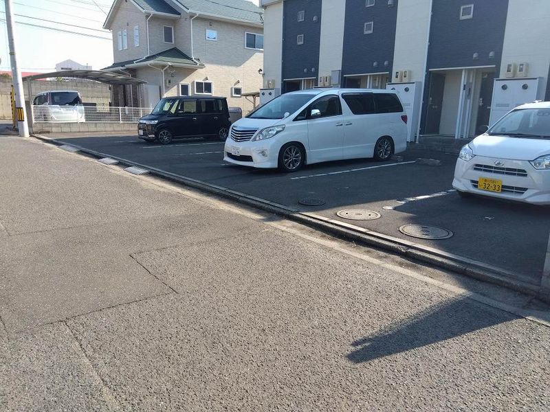 レオネクスト瀬戸 駐車場