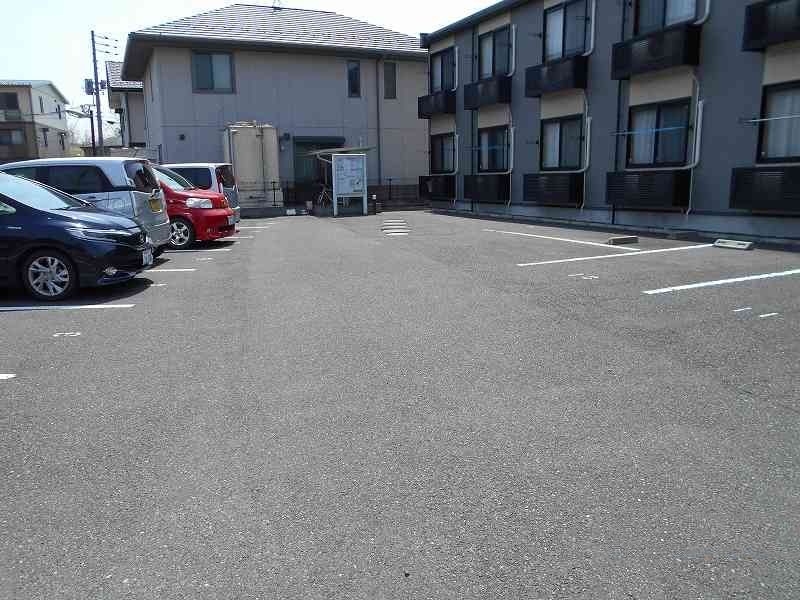 レオパレスオリオンⅡ 駐車場
