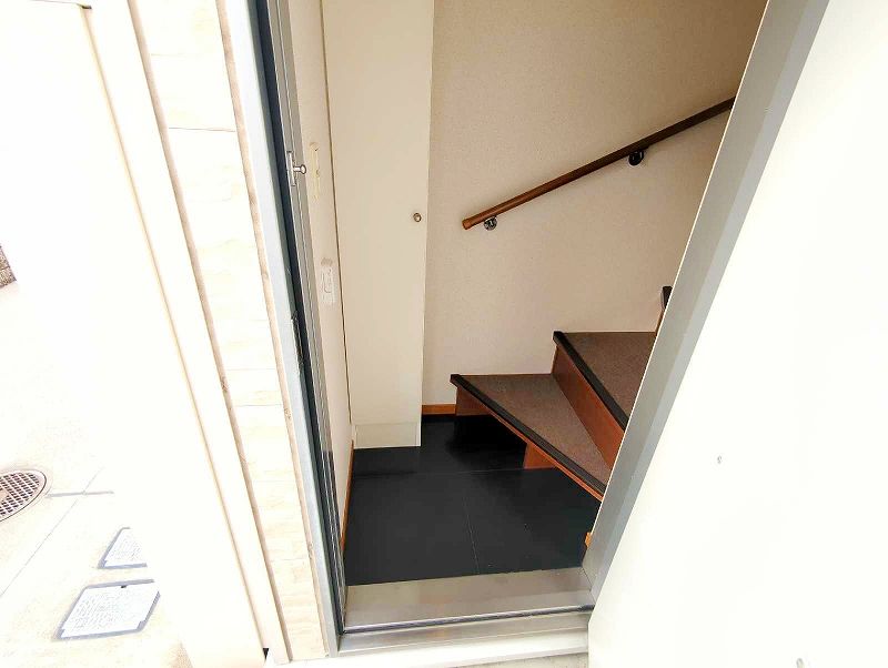 レオパレスメイプルコートⅠ号館 玄関