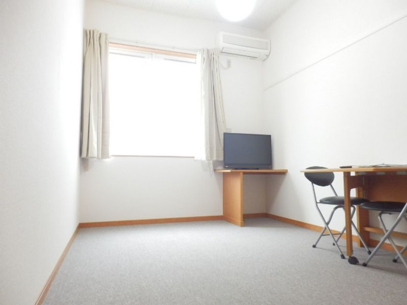 レオパレスホープ２１ 居間