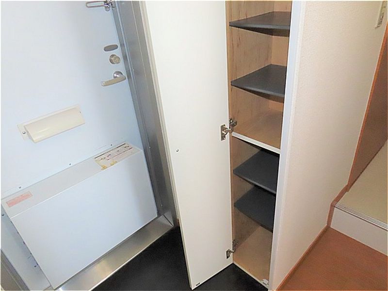 レオパレスＷＨＩＴＥ　ＷＥＬＬ 玄関