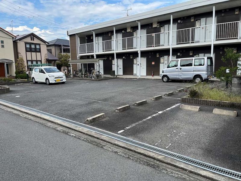 レオパレスアニマリート 駐車場