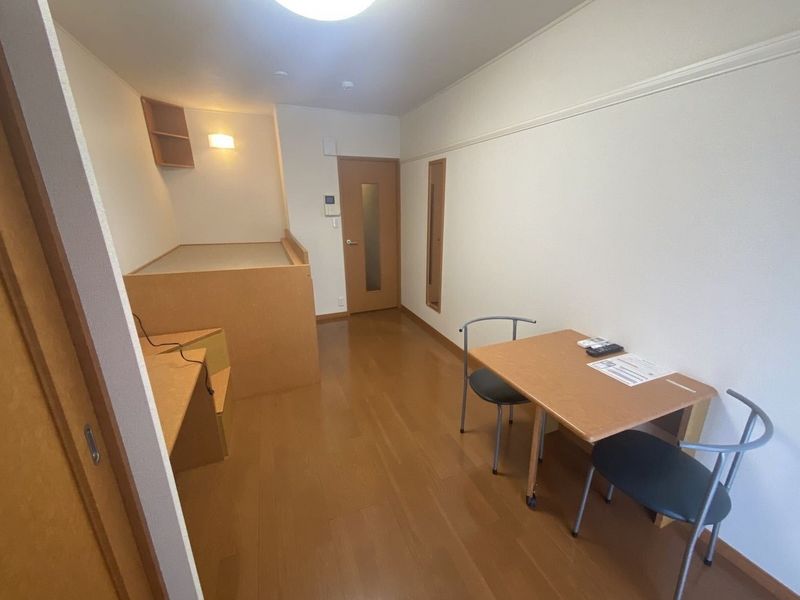 レオパレス鴻の巣 居間