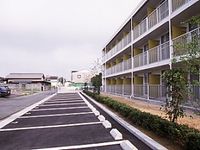 レオパレスアゼリア 駐車場