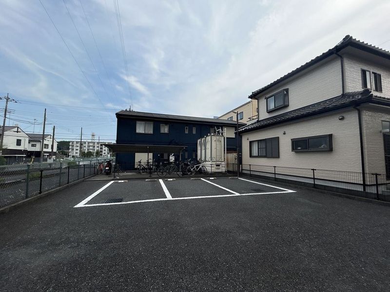 レオパレスエリーズ 駐車場