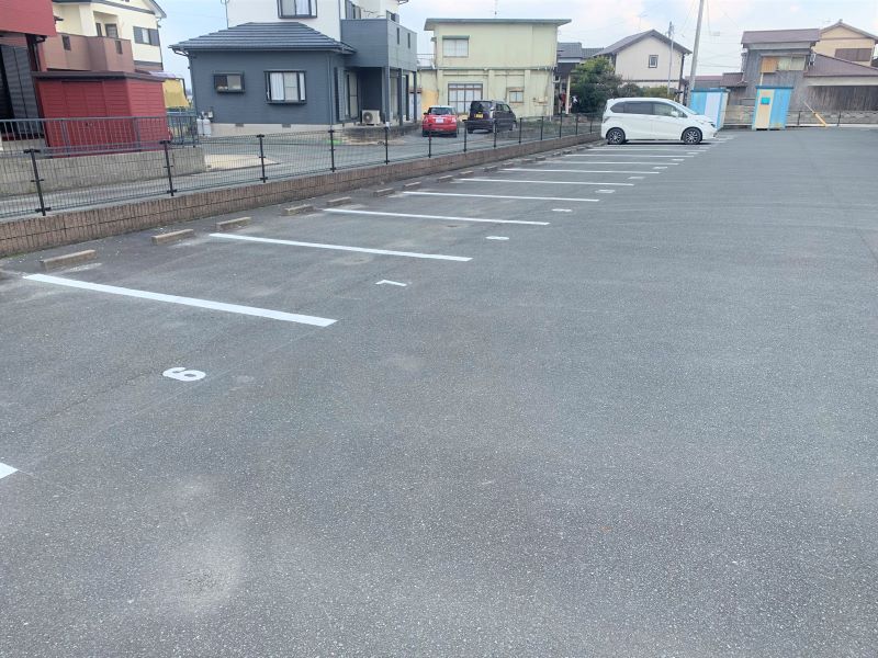 レオパレススリーアーチ 駐車場