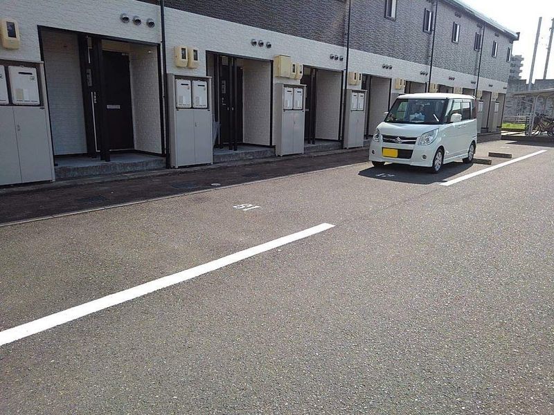 レオパレスサルウェイ三条 駐車場
