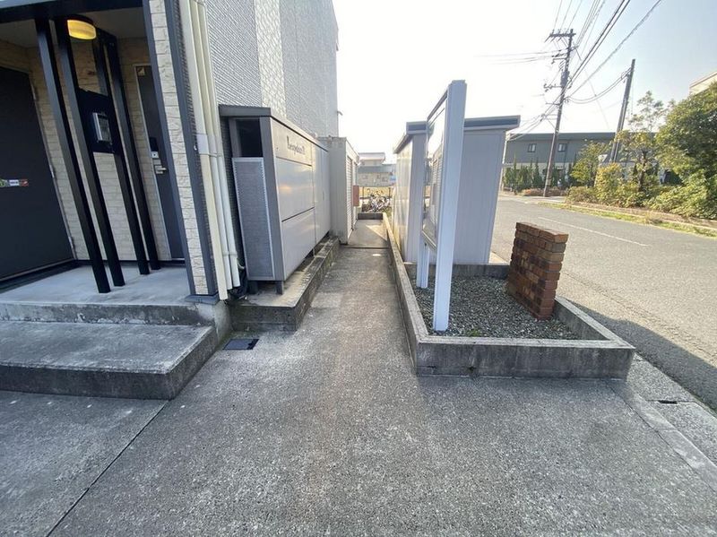 レオパレストビス エントランス