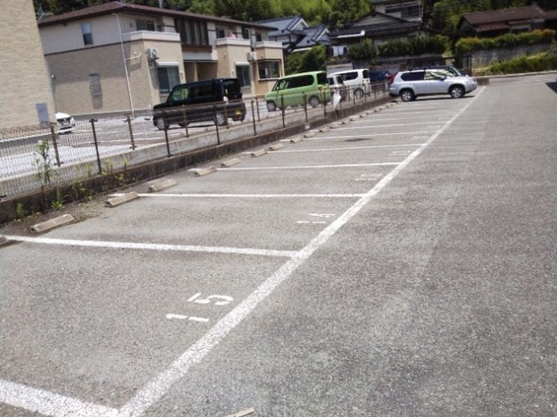 レオパレス川島 駐車場