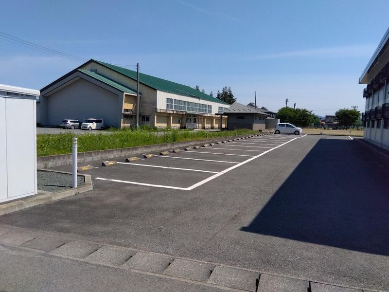 レオパレスアイレックス１８３ 駐車場