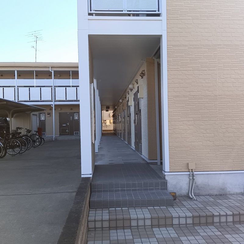 レオパレス久 エントランス