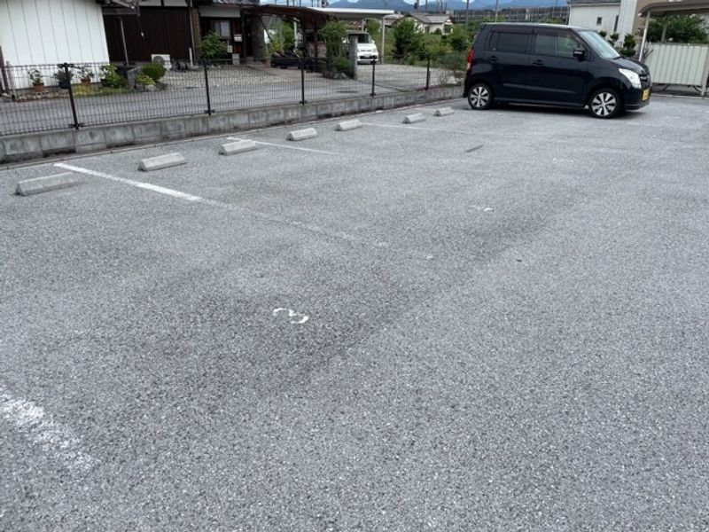 レオパレスみゆき町 駐車場