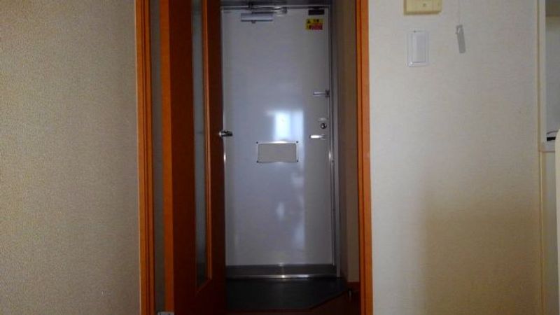 レオパレスヴェルドミール東部台 玄関
