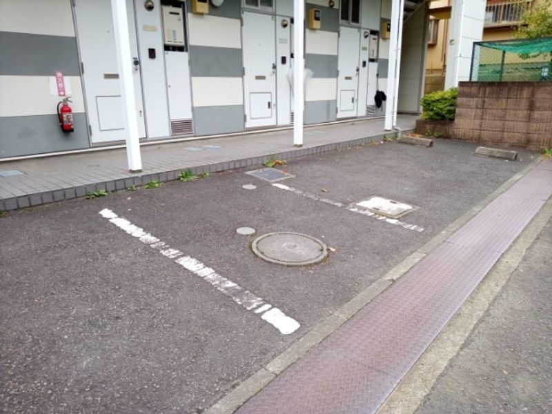 レオパレスコスモ 駐車場