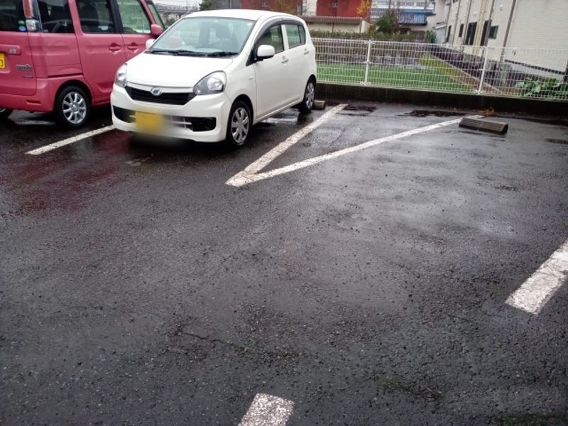 レオパレスパストラル 駐車場