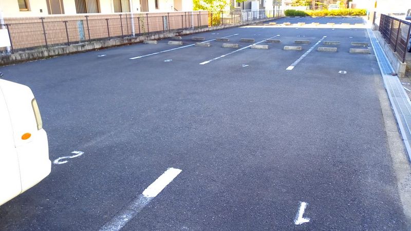 レオパレス秋津 駐車場
