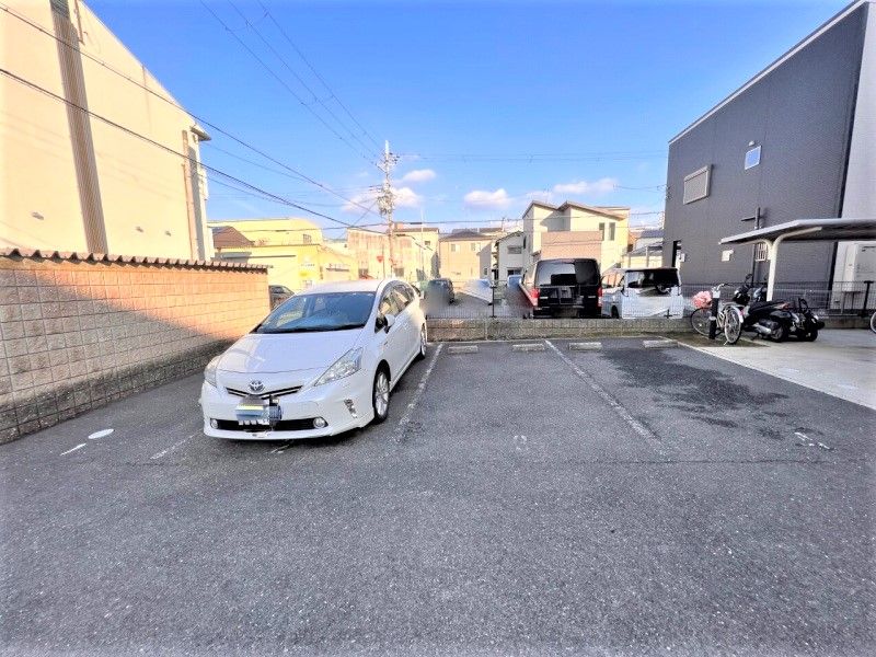 レオパレスラコルト 駐車場