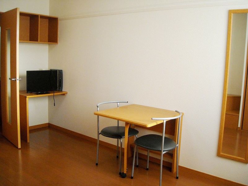 レオパレスグリーンオアシス 居間