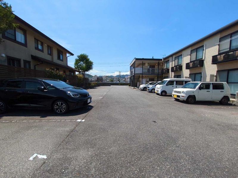 レオパレスくらのまち 駐車場