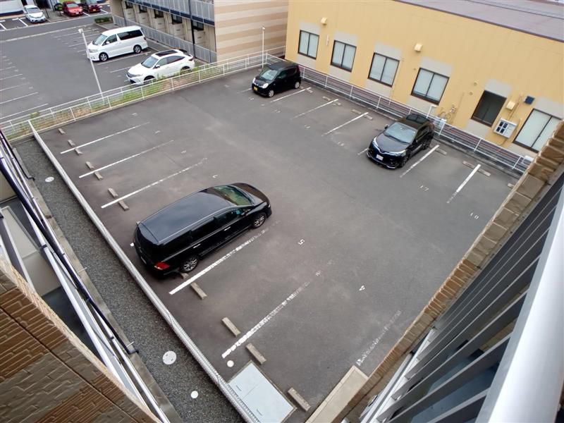 レオパレスエレガンスＫ 駐車場