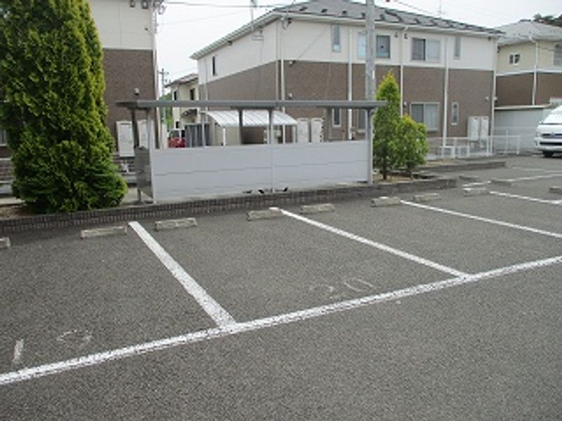 レオパレスリバティ 駐車場
