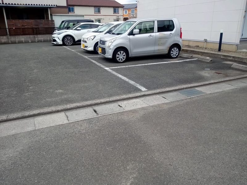 レオパレスラ・クレール 駐車場
