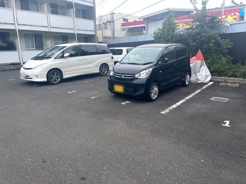 レオパレスフォーマルハウト 駐車場