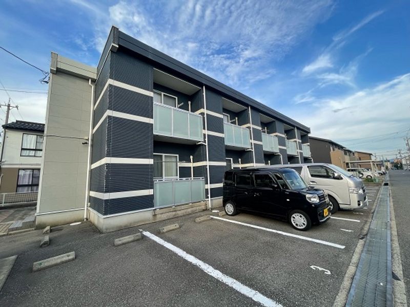 レオネクスト八日市α 駐車場