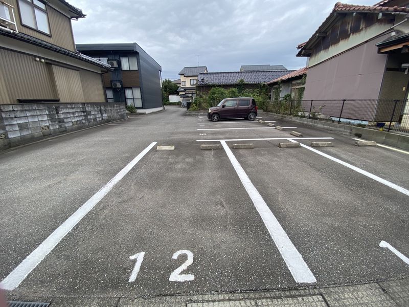レオパレスフーズフー 駐車場