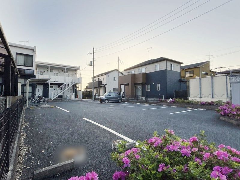 レオパレス原 駐車場