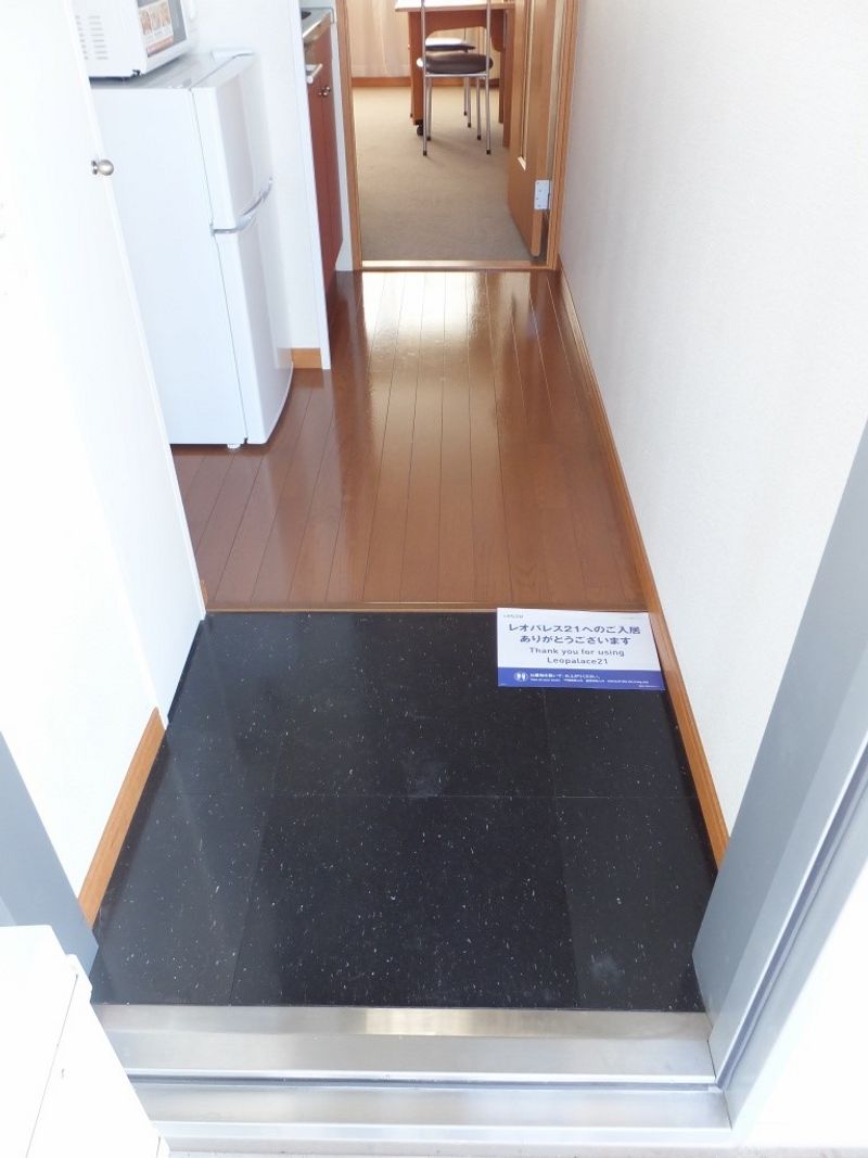 レオパレスチロルα 玄関