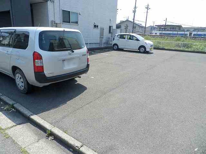 レオパレスプログレス 駐車場
