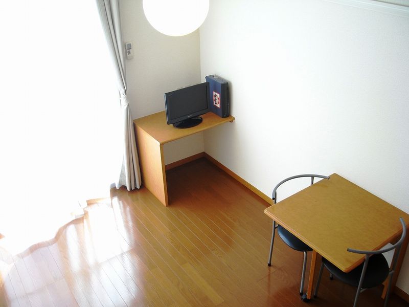 レオパレス中里 居間